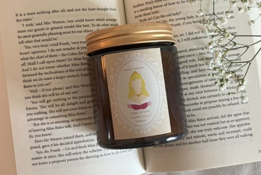 Ωραία Κοιμωμένη: ένα αρωματικό κερί με passion fruit, φρέζια και άνθη μελιού