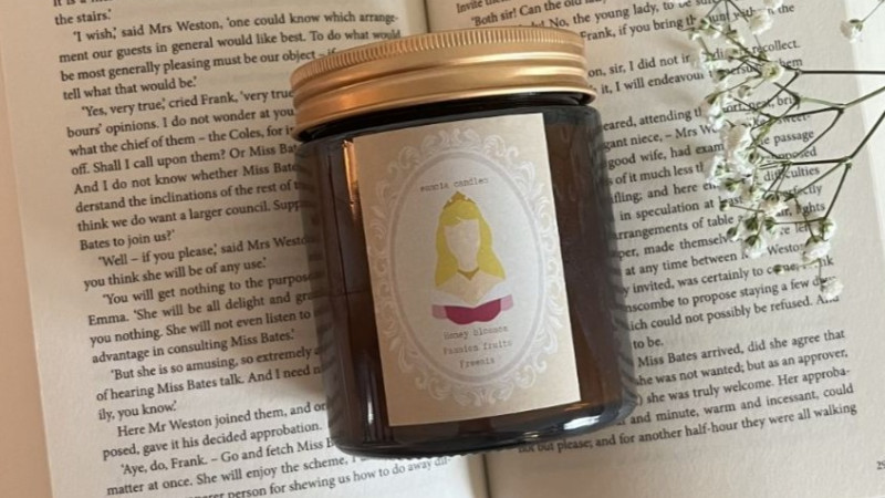 Ωραία Κοιμωμένη: ένα αρωματικό κερί με passion fruit, φρέζια και άνθη μελιού