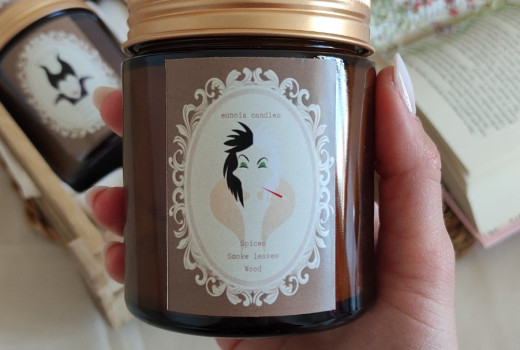 Cruella: ένα αρωματικό κερί με μπαχαρικά, φύλλα καπνού και ξύλα